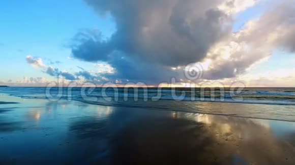 葡萄牙海滩上美丽的日落视频的预览图