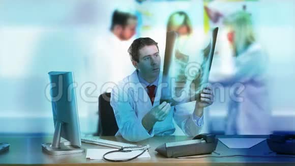 医生在医院的办公桌上工作视频的预览图