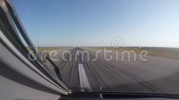 飞机从机场起飞从驾驶舱看到视频的预览图