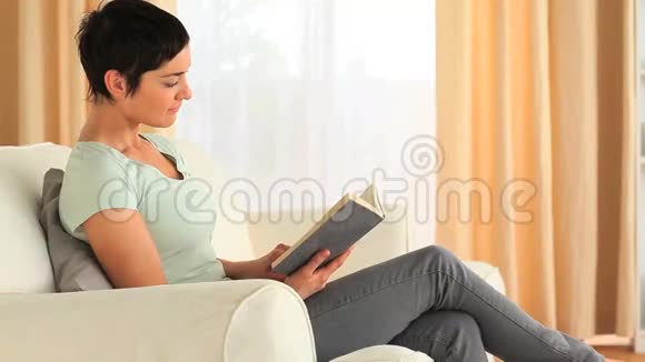 布鲁内特女人在看书视频的预览图