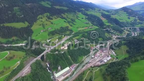 飞越阿尔卑斯山的河谷视频的预览图