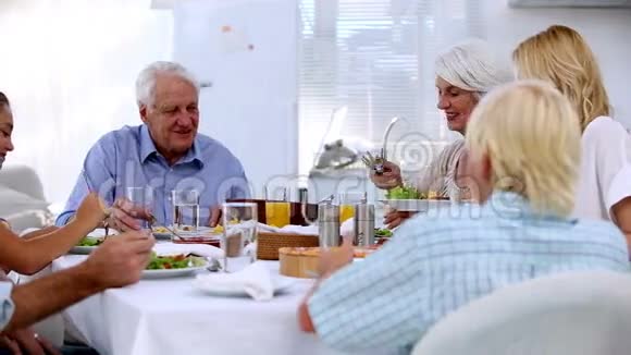 一家人一起吃饭视频的预览图