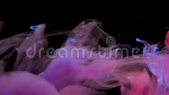 五颜六色的水墨画背景在水中墨水在水下流动视频的预览图
