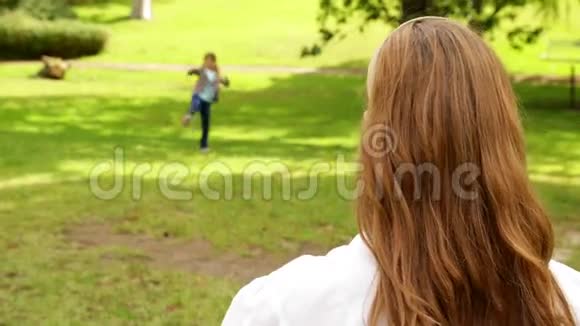 快乐的母女俩一起在公园玩耍视频的预览图