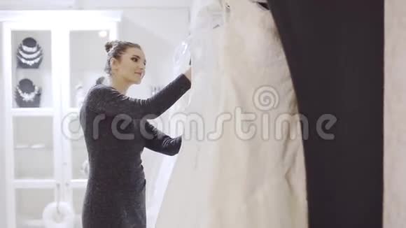 女士在婚纱店挑选婚纱视频的预览图