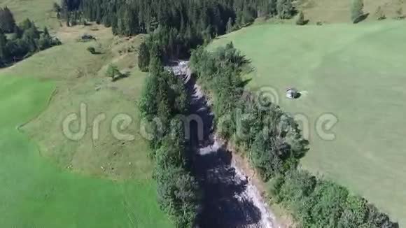 大雨过后泥石流在奥地利的山坡上留下了疤痕视频的预览图