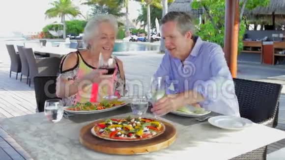 高级夫妇在户外餐厅享用美食视频的预览图