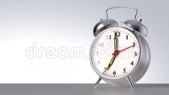 白色背景上的老式白色闹钟时间概念视频的预览图