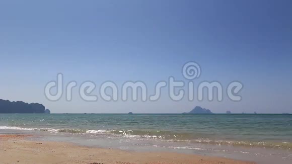 美丽的泰国海滩克拉比附近的NopparatThara海滩视频的预览图