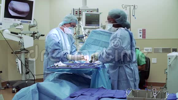 外科团队在手术室工作视频的预览图
