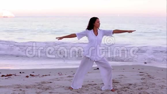 女人练习瑜伽和伸展视频的预览图
