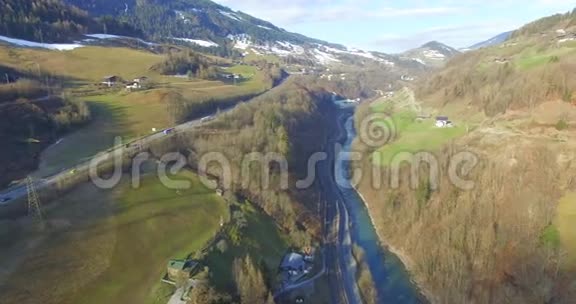飞越阿尔卑斯山在奥地利夏季从山上俯瞰空中景色视频的预览图