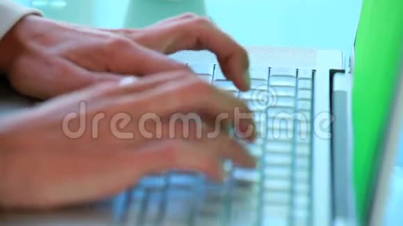 在笔记本电脑上用手打字视频的预览图