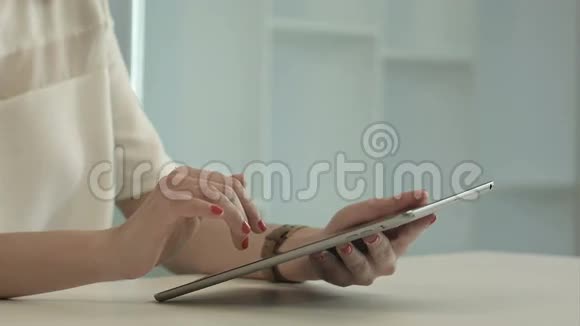 女人用平板电脑浏览互联网视频的预览图