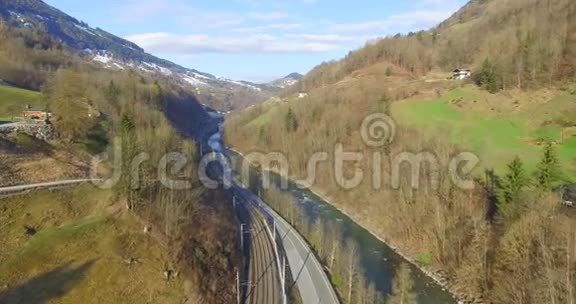 飞越阿尔卑斯山的一个河谷从的山上俯瞰空中景色视频的预览图