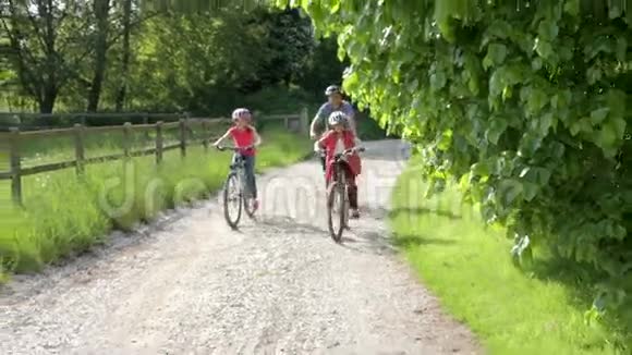父亲和孩子在农村骑自行车视频的预览图