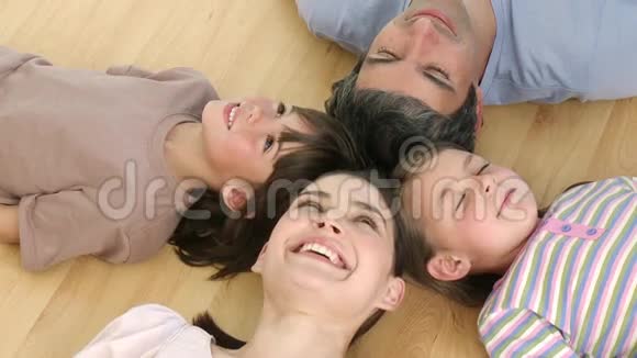 一家人躺在地板上头聚在家里视频的预览图