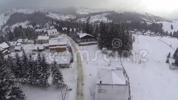 喀尔巴阡山村落的空中拍摄视频的预览图