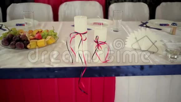 桌子上漂亮的婚礼装饰视频的预览图