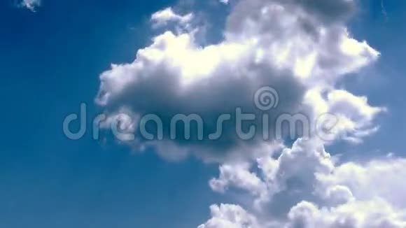 蓝天和时光流逝的云彩视频的预览图