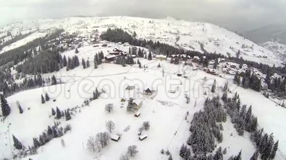喀尔巴阡山村落的空中拍摄视频的预览图