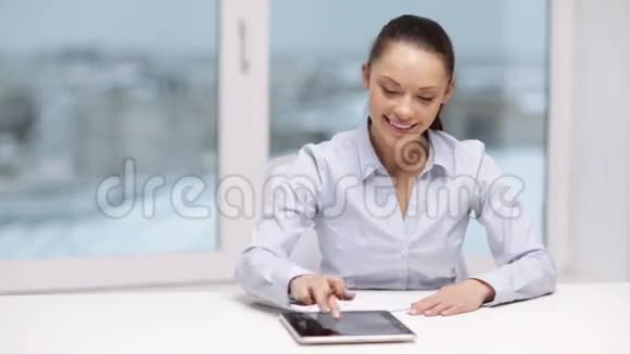办公室里有平板电脑的女商人视频的预览图