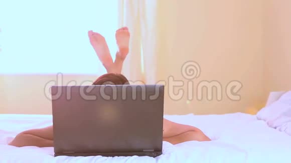 年轻女人用她的笔记本电脑视频的预览图
