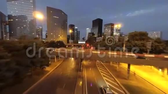 夜间城市交通的鸟瞰图视频的预览图