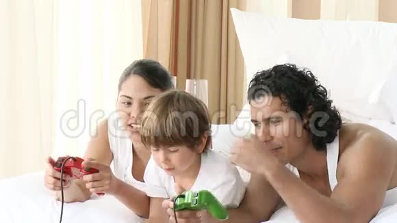 家人在床上玩电子游戏视频的预览图