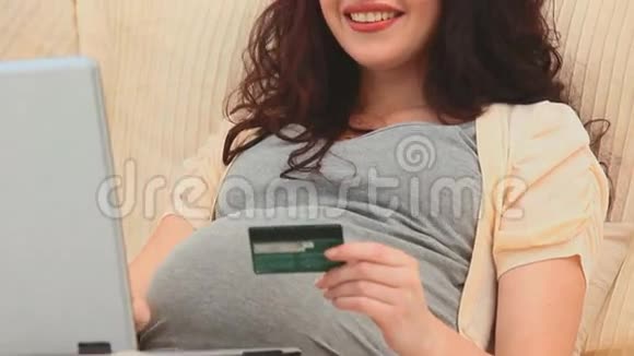 在网上买信用卡的女人视频的预览图