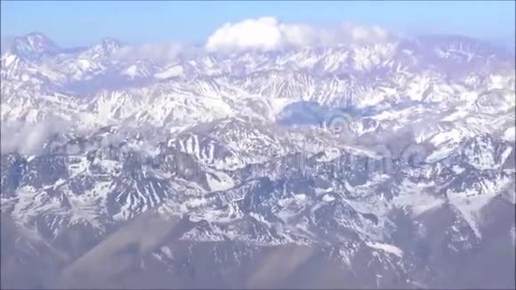 智利高山和雪的鸟瞰图视频的预览图