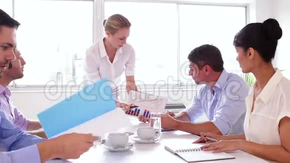 商务团队一起坐在餐桌旁视频的预览图