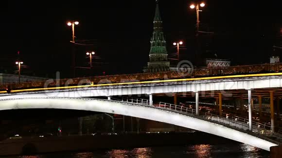 莫斯科河大石桥和俄罗斯克里姆林宫的夜景视频的预览图