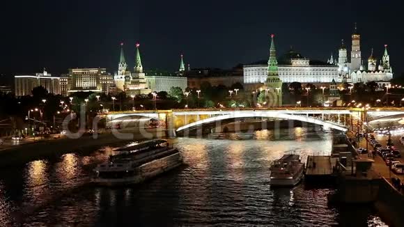 莫斯科河大石桥和俄罗斯克里姆林宫的夜景视频的预览图