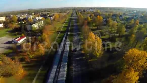 绿色的秋天公园空中镜头视频的预览图