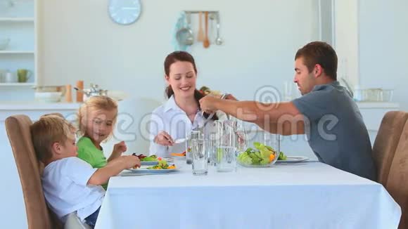 家人一起在厨房吃饭视频的预览图