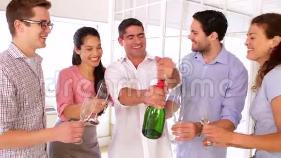 快乐的同事用香槟庆祝视频的预览图