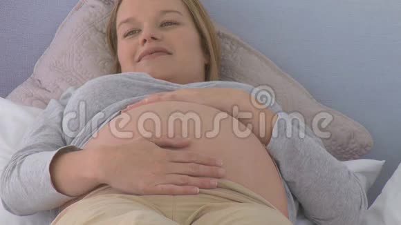 平静的孕妇躺在床上视频的预览图