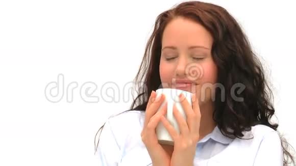 女人在白色背景下喝咖啡视频的预览图