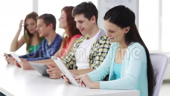 在学校用平板电脑微笑学生视频的预览图