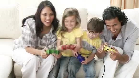 一家人在沙发上玩电子游戏视频的预览图