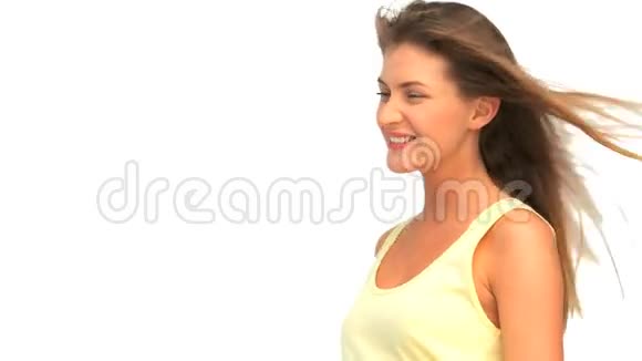 美丽的女人在镜头前微笑视频的预览图