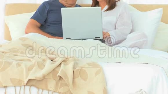 退休夫妇一起用笔记本电脑视频的预览图