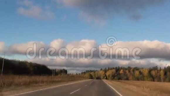从乡村道路的车辆行驶中可以看到视频的预览图