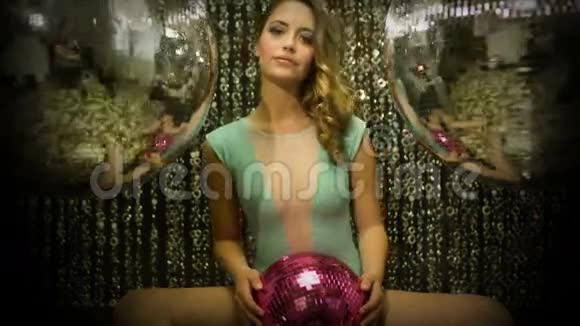 迪斯科女人穿着内衣带着迪斯科舞厅跳舞视频的预览图
