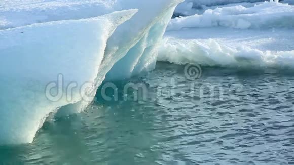 冰岛冰川泻湖融化的冰块视频的预览图