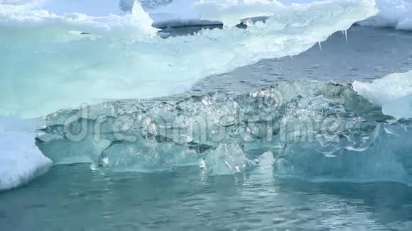 冰岛冰川泻湖融化的冰块视频的预览图