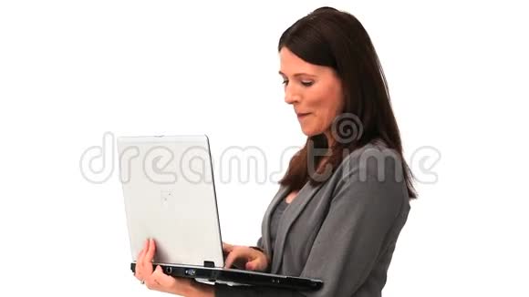商务女性拿着笔记本电脑站起来视频的预览图