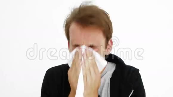 生病的年轻人吹鼻子视频的预览图