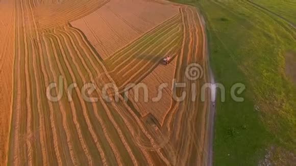 空气视图农业用地与收割机视频的预览图